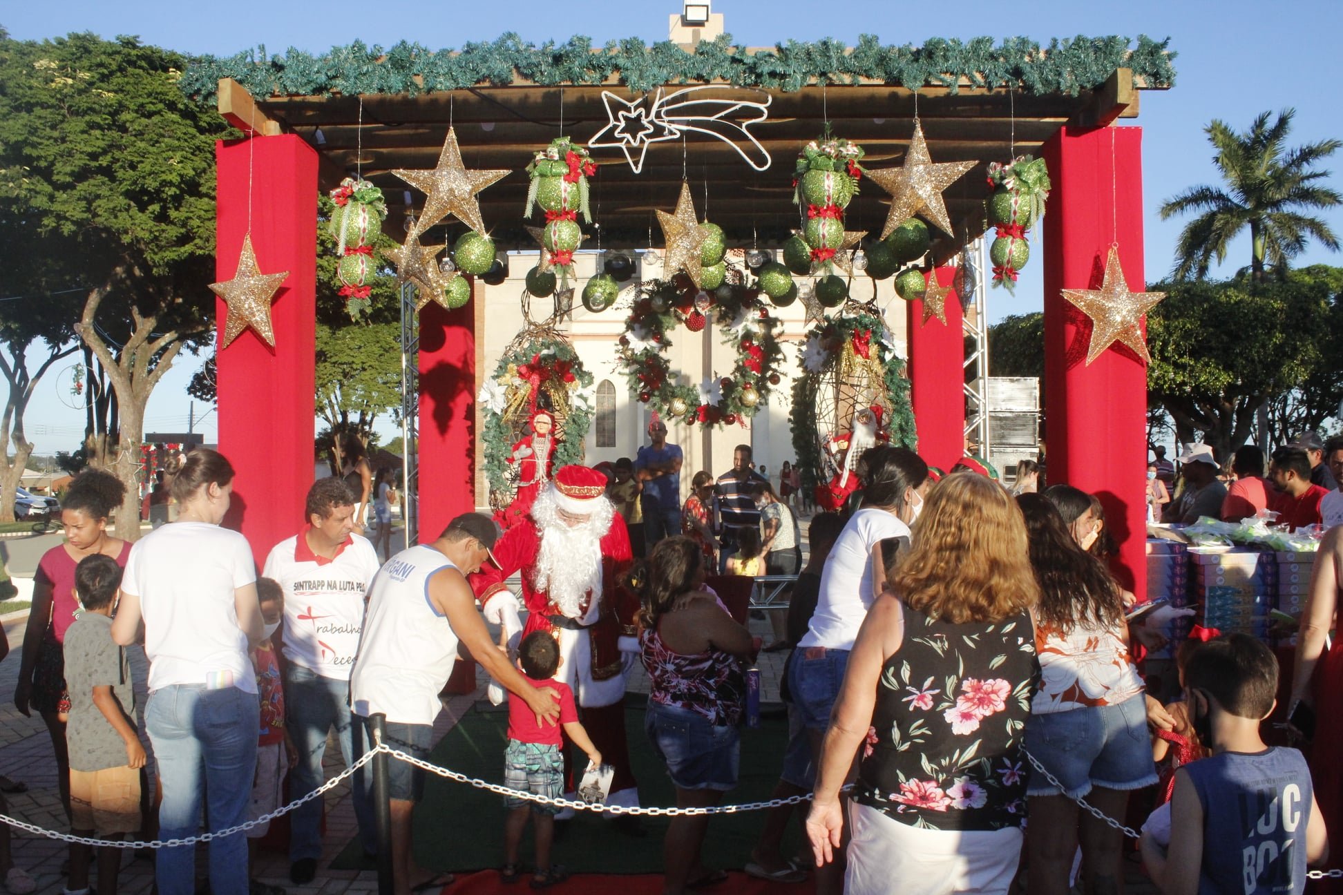 Chegada do Papai Noel em Piquerobi é realizada na praça central