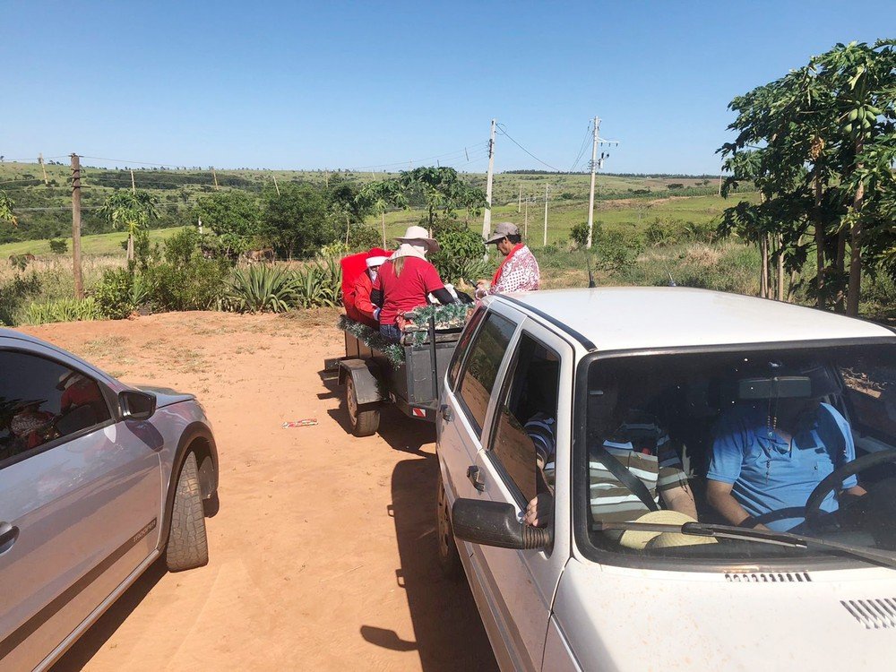 Sob sol de 35ºC, Papai Noel adapta 'trenó' a traseira de carro e distribui mais de 200 presentes a crianças em assentamento rural
