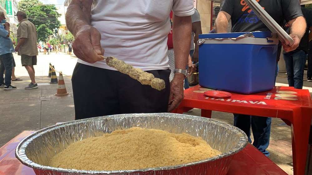 Em defesa da pecuária, protesto denominado ‘Segunda Com Carne’ distribui 2 mil espetinhos bovinos no Calçadão de Pres. Prudente Em defesa da pecuária, protesto denominado ‘Segunda Com Carne’ distribui 2 mil espetinhos bovinos no Calçadão de Pres. Prudente