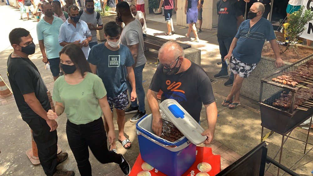 Em defesa da pecuária, protesto denominado ‘Segunda Com Carne’ distribui 2 mil espetinhos bovinos no Calçadão de Pres. Prudente Em defesa da pecuária, protesto denominado ‘Segunda Com Carne’ distribui 2 mil espetinhos bovinos no Calçadão de Pres. Prudente