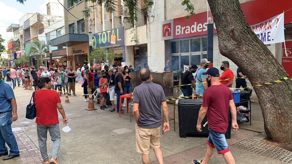 Em defesa da pecuária, protesto denominado ‘Segunda Com Carne’ distribui 2 mil espetinhos bovinos no Calçadão de Pres. Prudente Em defesa da pecuária, protesto denominado ‘Segunda Com Carne’ distribui 2 mil espetinhos bovinos no Calçadão de Pres. Prudente