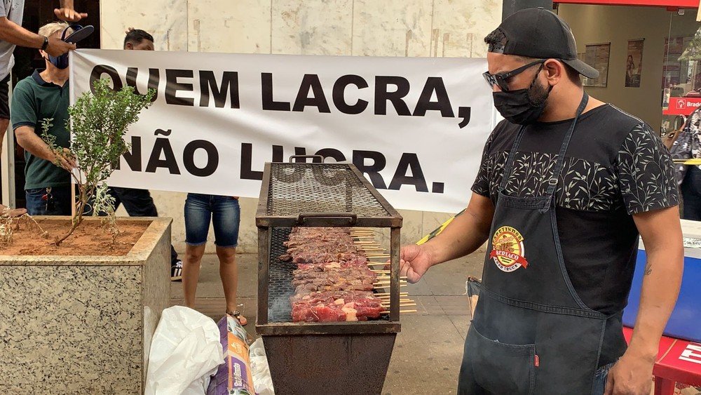 Em defesa da pecuária, protesto denominado ‘Segunda Com Carne’ distribui 2 mil espetinhos bovinos no Calçadão de Pres. Prudente Em defesa da pecuária, protesto denominado ‘Segunda Com Carne’ distribui 2 mil espetinhos bovinos no Calçadão de Pres. Prudente