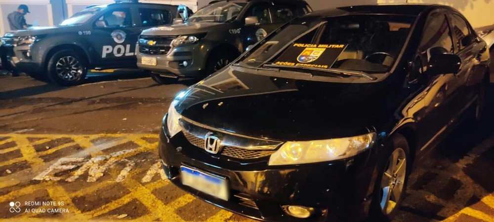 Vítima é baleada durante assalto; três homens são presos e um acaba morto em confronto com a polícia Vítima é baleada durante assalto; três homens são presos e um acaba morto em confronto com a polícia