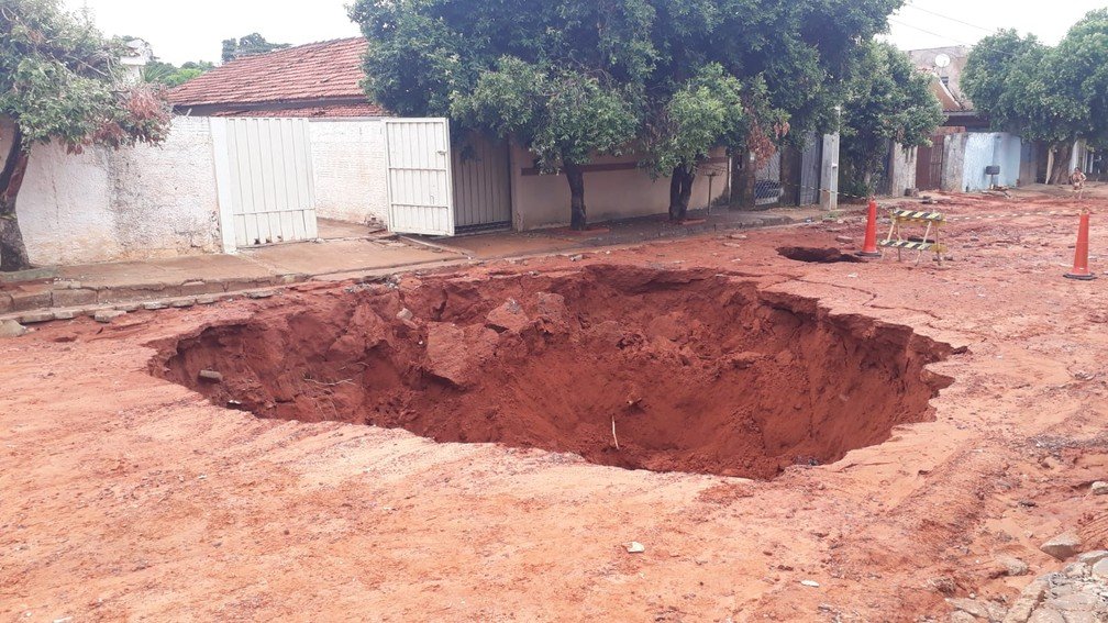Obra emergencial para tapar cratera na Avenida do Estado é iniciada em Presidente Venceslau Obra emergencial para tapar cratera na Avenida do Estado é iniciada em Presidente Venceslau