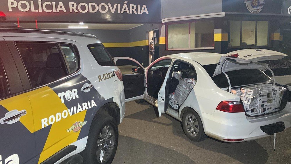 Em Venceslau, Polícia Rodoviária aborda carro em pátio de posto de combustíveis e apreende 7,5 mil maços de cigarros contrabandeados Em Venceslau, Polícia Rodoviária aborda carro em pátio de posto de combustíveis e apreende 7,5 mil maços de cigarros contrabandeados