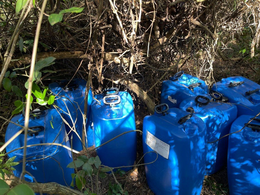 Operação policial apreende helicóptero com quase 250kg de cocaína e prende 3 homens em flagrante por tráfico de droga Operação policial apreende helicóptero com quase 250kg de cocaína e prende 3 homens em flagrante por tráfico de droga