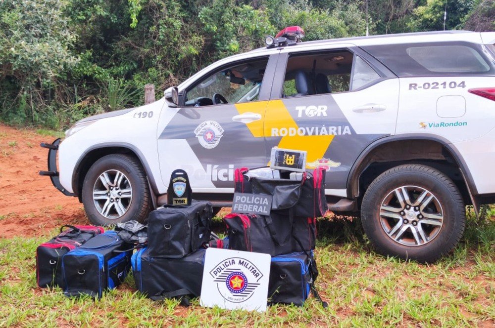 Operação policial apreende helicóptero com quase 250kg de cocaína e prende 3 homens em flagrante por tráfico de droga Operação policial apreende helicóptero com quase 250kg de cocaína e prende 3 homens em flagrante por tráfico de droga