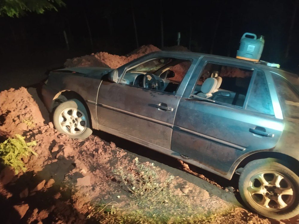 Suspeitos abandonam carro com carneiros furtados de propriedade rural após veículo bater em barreira de terra Suspeitos abandonam carro com carneiros furtados de propriedade rural após veículo bater em barreira de terra