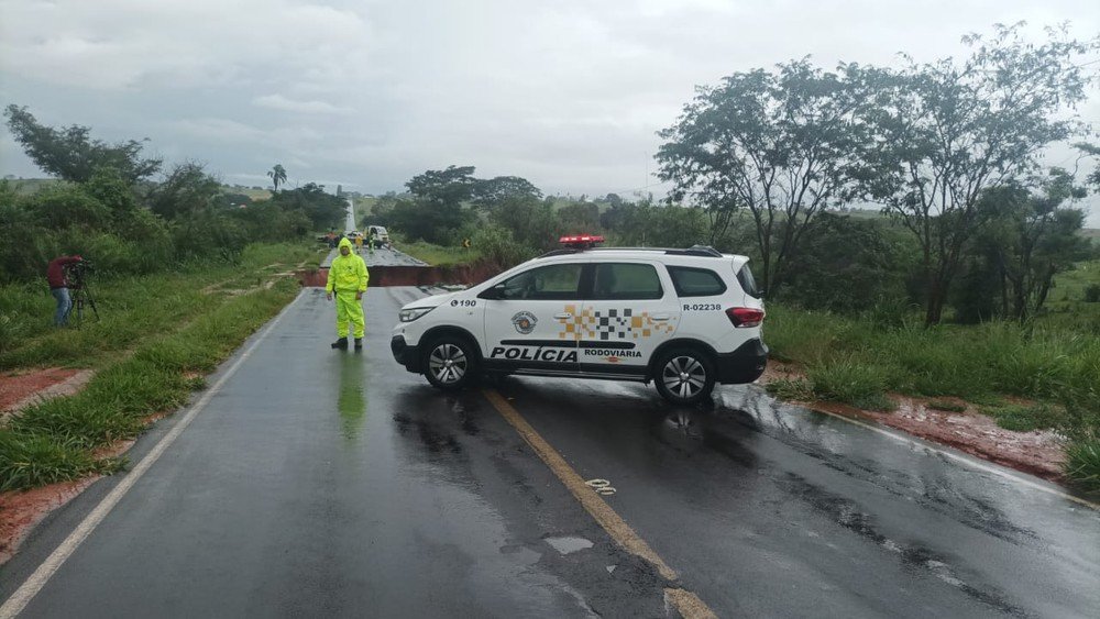 Chuva causa alagamentos e interdições em rodovias na região Chuva causa alagamentos e interdições em rodovias na região