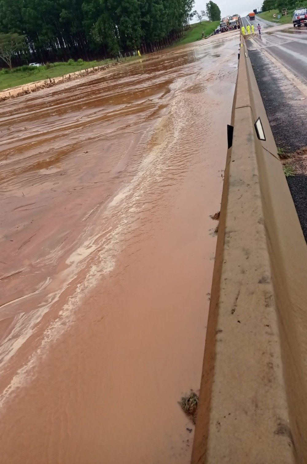 Chuva causa alagamentos e interdições em rodovias na região Chuva causa alagamentos e interdições em rodovias na região