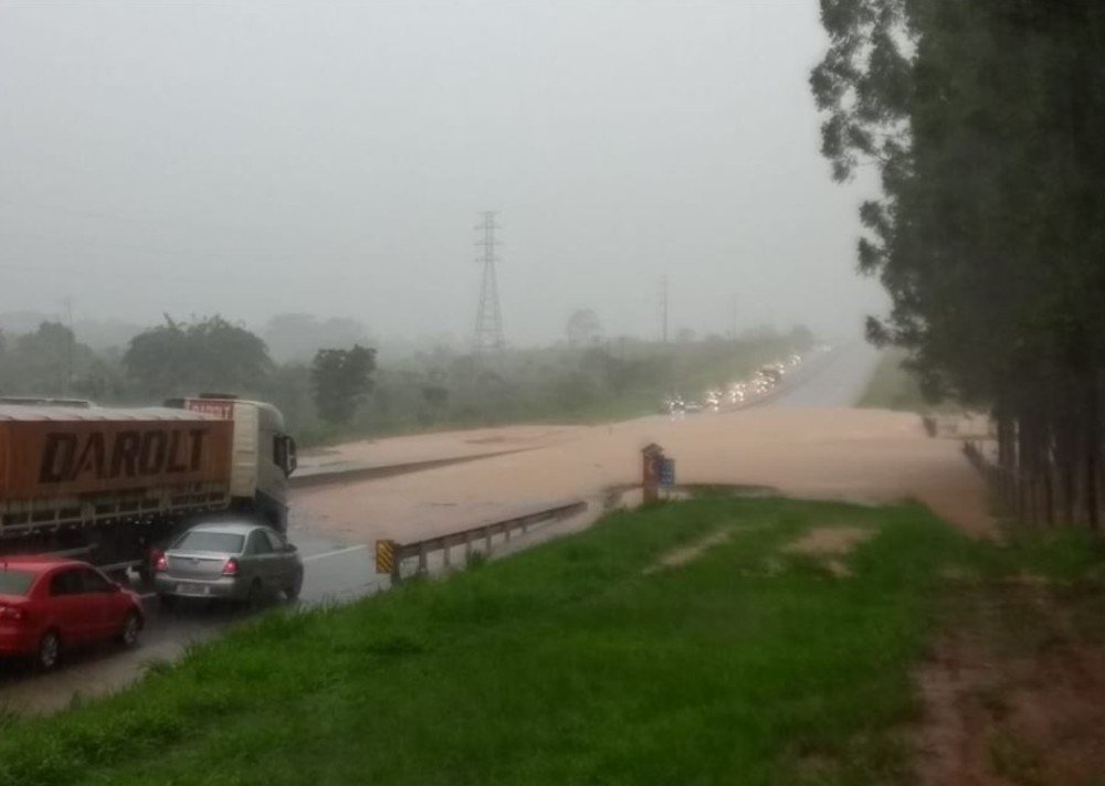 Chuva causa alagamentos e interdições em rodovias na região Chuva causa alagamentos e interdições em rodovias na região