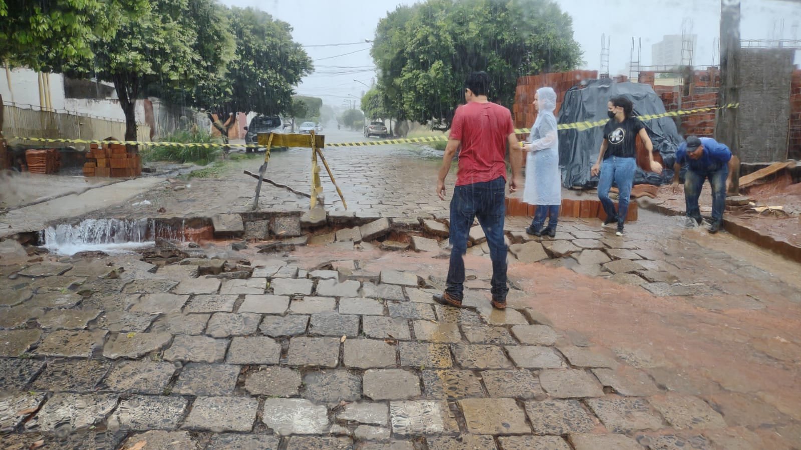 Equipes da Prefeitura realizam força-tarefa em regiões afetadas pela chuva Equipes da Prefeitura realizam força-tarefa em regiões afetadas pela chuva
