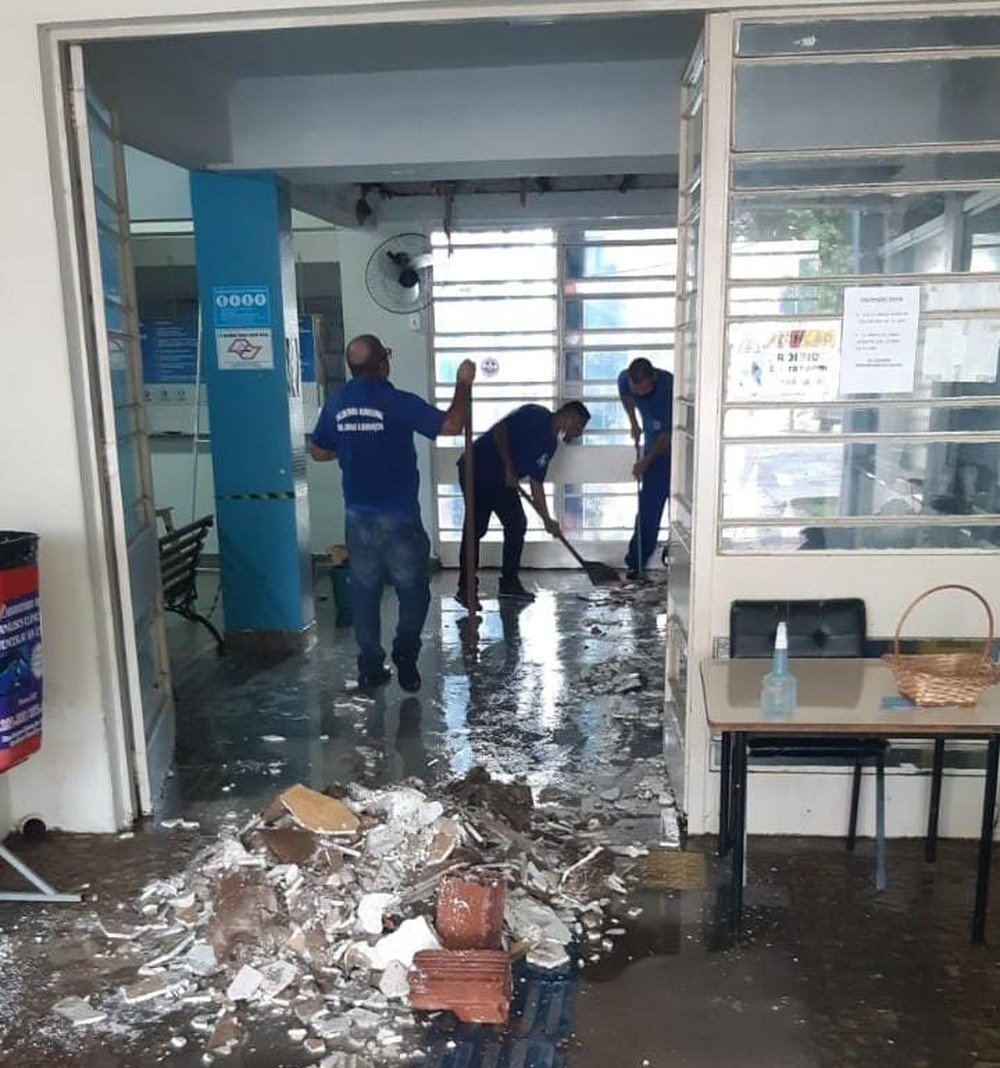 Pedaço de teto de gesso cai e atinge funcionária no Centro de Saúde de Presidente Venceslau Pedaço de teto de gesso cai e atinge funcionária no Centro de Saúde de Presidente Venceslau