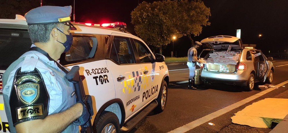 Rapaz tenta fugir com carga de 25 mil maços de cigarros contrabandeados em carro e acaba preso Rapaz tenta fugir com carga de 25 mil maços de cigarros contrabandeados em carro e acaba preso