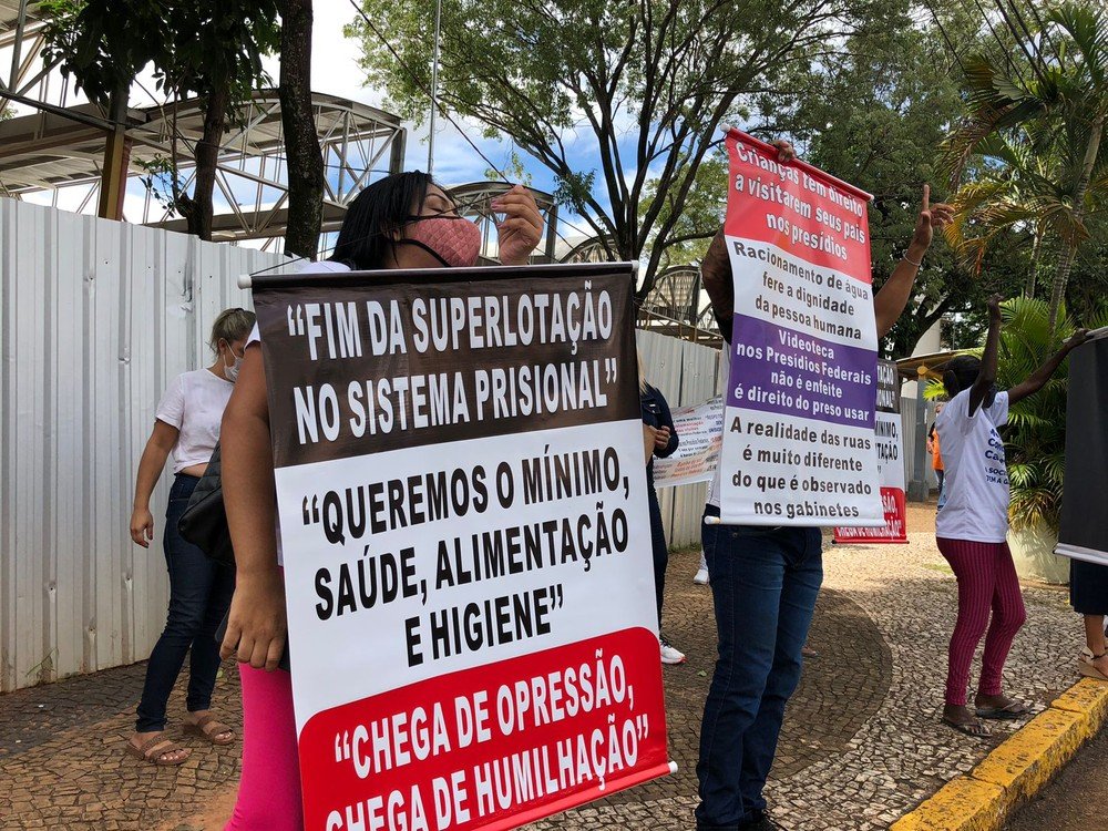 Familiares de presos protestam em frente ao Ministério Público por melhores condições carcerárias