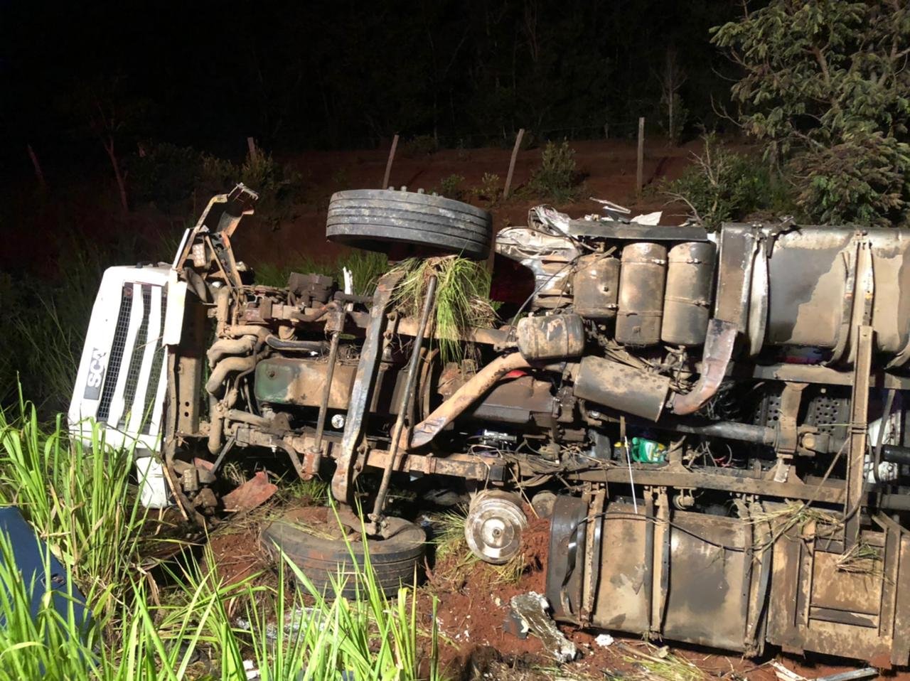 Acidente com ônibus e carreta em Santa Rita do Pardo deixa 4 mortos Acidente com ônibus e carreta em Santa Rita do Pardo deixa 4 mortos