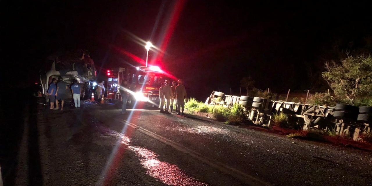 Acidente com ônibus e carreta em Santa Rita do Pardo deixa 4 mortos Acidente com ônibus e carreta em Santa Rita do Pardo deixa 4 mortos