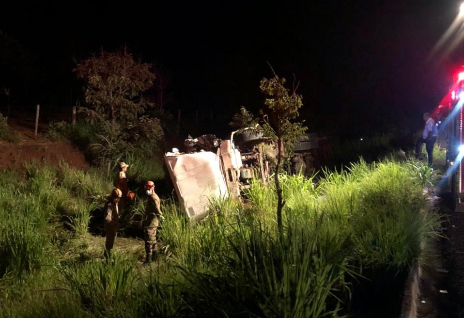 Acidente com ônibus e carreta em Santa Rita do Pardo deixa 4 mortos Acidente com ônibus e carreta em Santa Rita do Pardo deixa 4 mortos