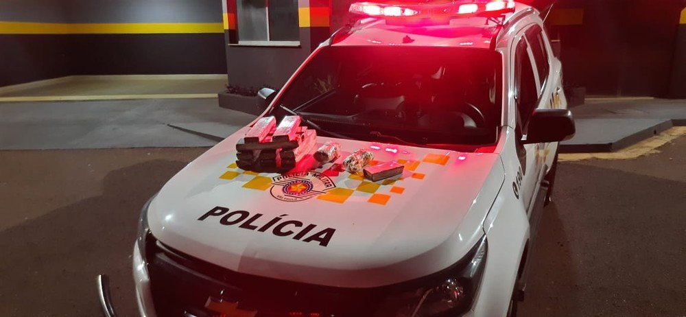 Foragida da Justiça é flagrada com 11 tabletes de maconha e dois pacotes de skank em ônibus Foragida da Justiça é flagrada com 11 tabletes de maconha e dois pacotes de skank em ônibus