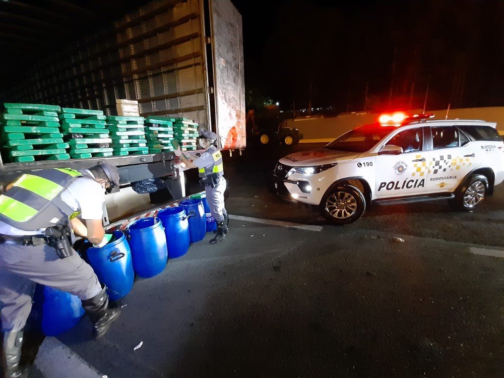 Motorista demonstra nervosismo em abordagem e polícia localiza 120kg de maconha e 4kg de crack