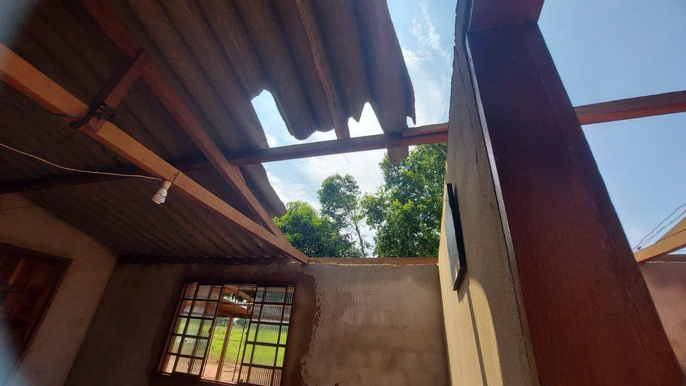 Casas em assentamento são destelhadas após chuva de granizo e ventos fortes