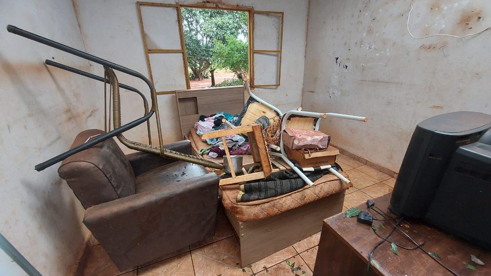 Casas em assentamento são destelhadas após chuva de granizo e ventos fortes