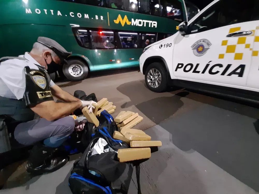Passageiras são presas com mais de 48 quilos de maconha e skank em ônibus Passageiras são presas com mais de 48 quilos de maconha e skank em ônibus