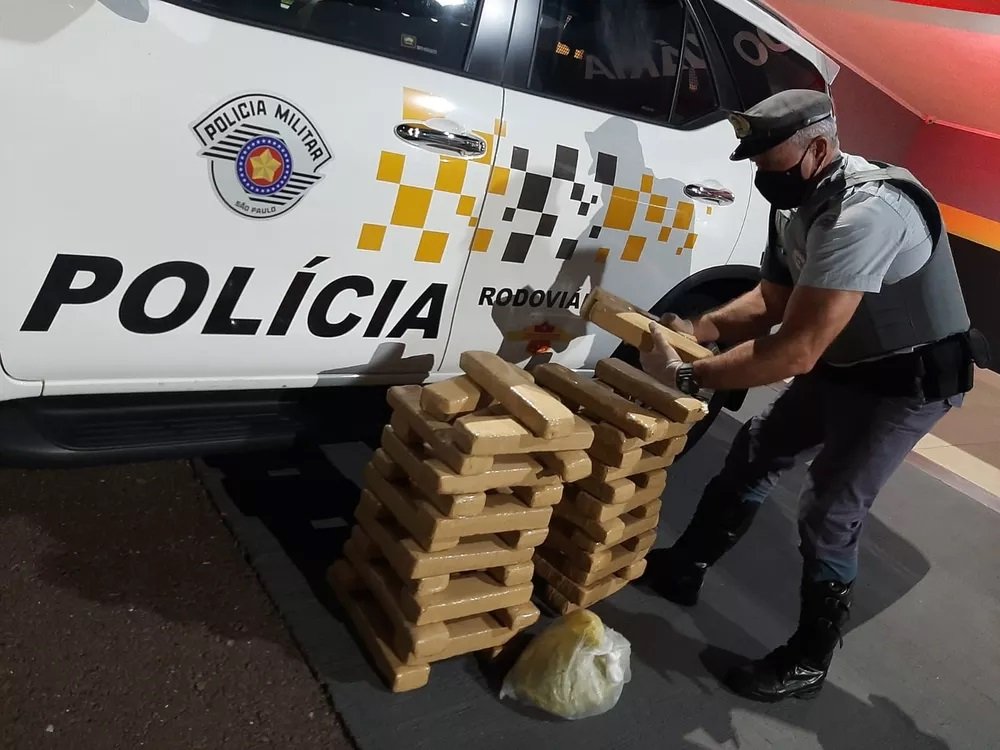 Passageiras são presas com mais de 48 quilos de maconha e skank em ônibus Passageiras são presas com mais de 48 quilos de maconha e skank em ônibus