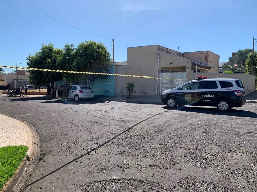 Mulher morre após ser esfaqueada pelo marido em Dracena; autor disse para o filho: 'Me perdoe, me desculpe, eu matei a sua mãe' Mulher morre após ser esfaqueada pelo marido em Dracena; autor disse para o filho: 'Me perdoe, me desculpe, eu matei a sua mãe'