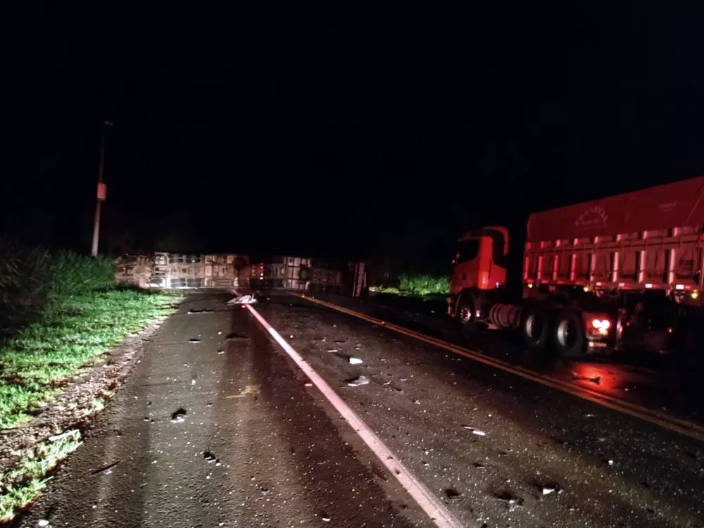 Batida frontal entre carro e bitrem mata homem de 48 anos na Rodovia Assis Chateaubriand, em Martinópolis Batida frontal entre carro e bitrem mata homem de 48 anos na Rodovia Assis Chateaubriand, em Martinópolis