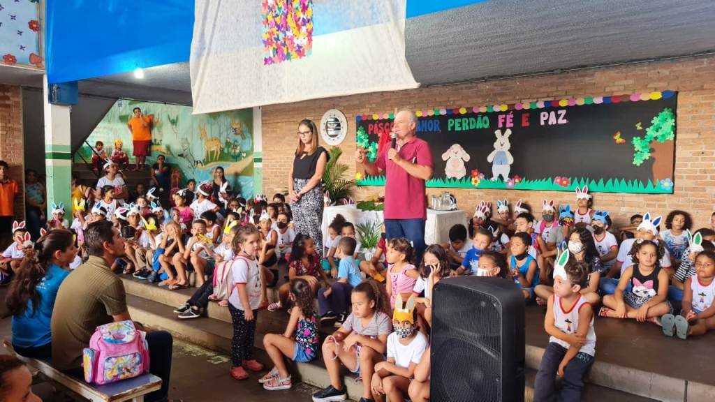 Fundo Social realiza entrega de ovos de páscoa e cestas básicas em escolas do município Fundo Social realiza entrega de ovos de páscoa e cestas básicas em escolas do município