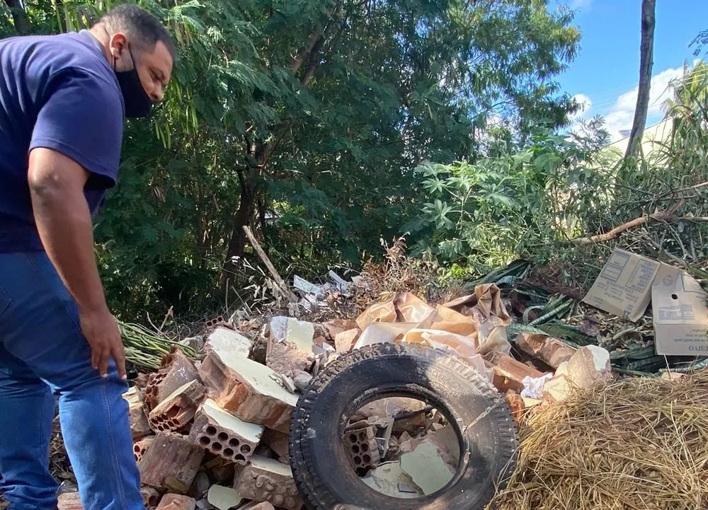 Moradores podem denunciar descarte irregular de lixo, locais com mato alto e veículos abandonados Moradores podem denunciar descarte irregular de lixo, locais com mato alto e veículos abandonados