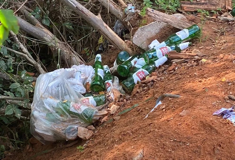 Moradores podem denunciar descarte irregular de lixo, locais com mato alto e veículos abandonados Moradores podem denunciar descarte irregular de lixo, locais com mato alto e veículos abandonados
