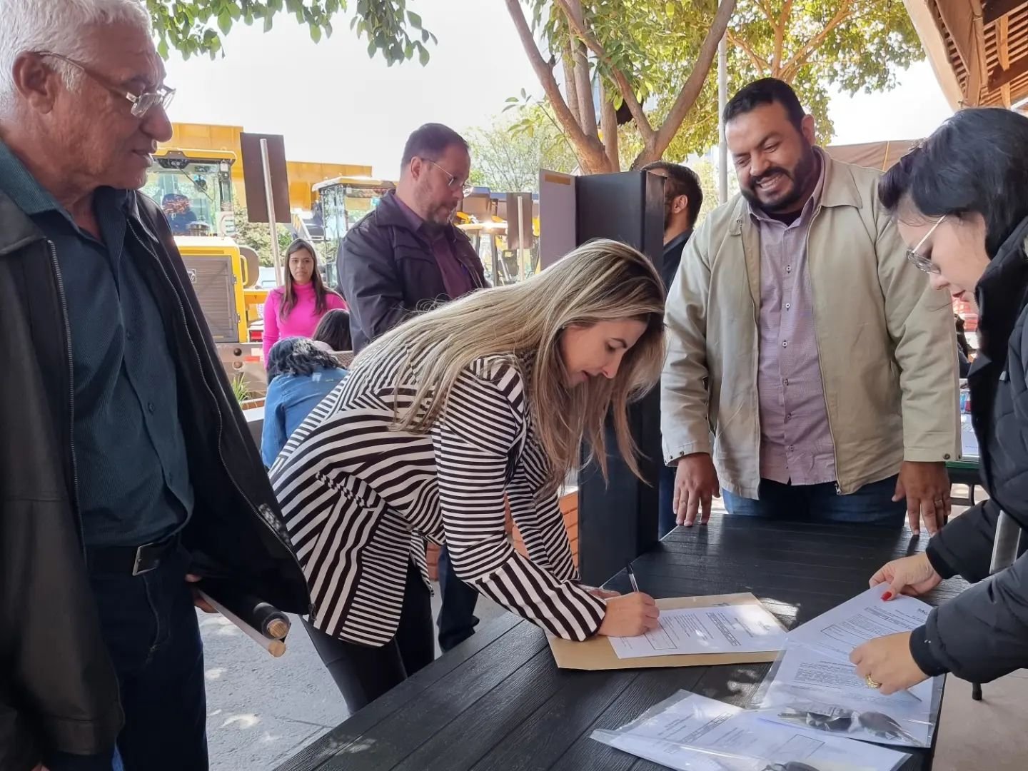Piquerobi recebe retroescavadeira, caminhão-pipa e ambulâncias