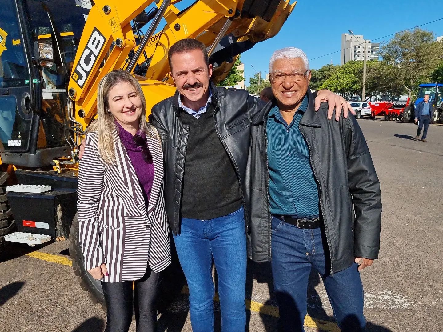 Piquerobi recebe retroescavadeira, caminhão-pipa e ambulâncias