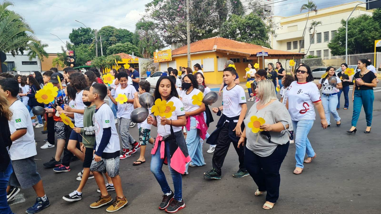 Caminhada do mês de combate ao abuso infantil reúne estudantes de escola estadual no centro de Presidente Venceslau