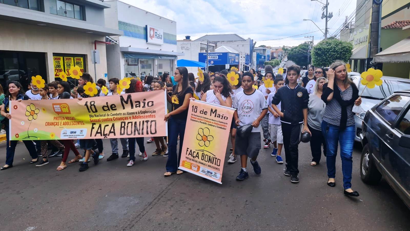 Caminhada do mês de combate ao abuso infantil reúne estudantes de escola estadual no centro de Presidente Venceslau