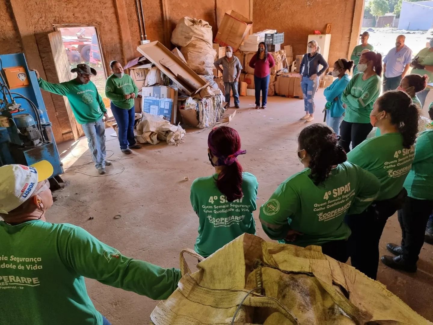Integrantes da coleta seletiva fazem trabalho de conscientização em Piquerobi