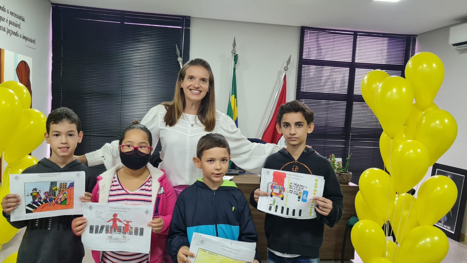 Alunos ganhadores do 2º Concurso de Desenho do Maio Amarelo recebem prêmios Alunos ganhadores do 2º Concurso de Desenho do Maio Amarelo recebem prêmios