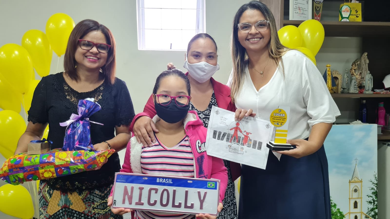 Alunos ganhadores do 2º Concurso de Desenho do Maio Amarelo recebem prêmios Alunos ganhadores do 2º Concurso de Desenho do Maio Amarelo recebem prêmios