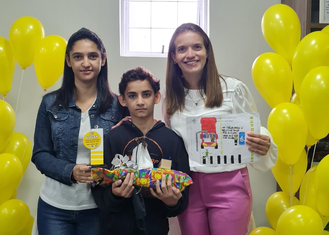 Alunos ganhadores do 2º Concurso de Desenho do Maio Amarelo recebem prêmios Alunos ganhadores do 2º Concurso de Desenho do Maio Amarelo recebem prêmios