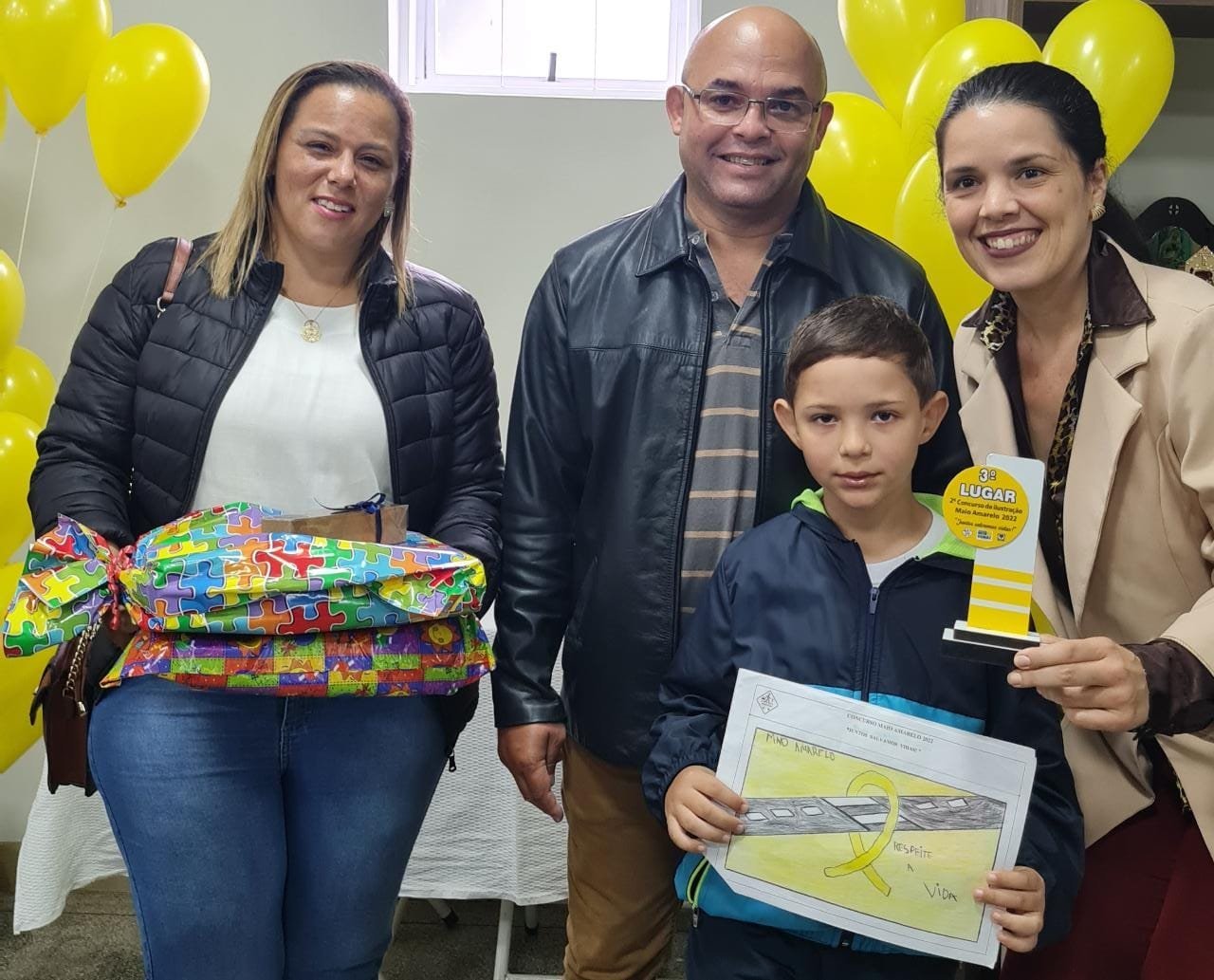 Alunos ganhadores do 2º Concurso de Desenho do Maio Amarelo recebem prêmios Alunos ganhadores do 2º Concurso de Desenho do Maio Amarelo recebem prêmios