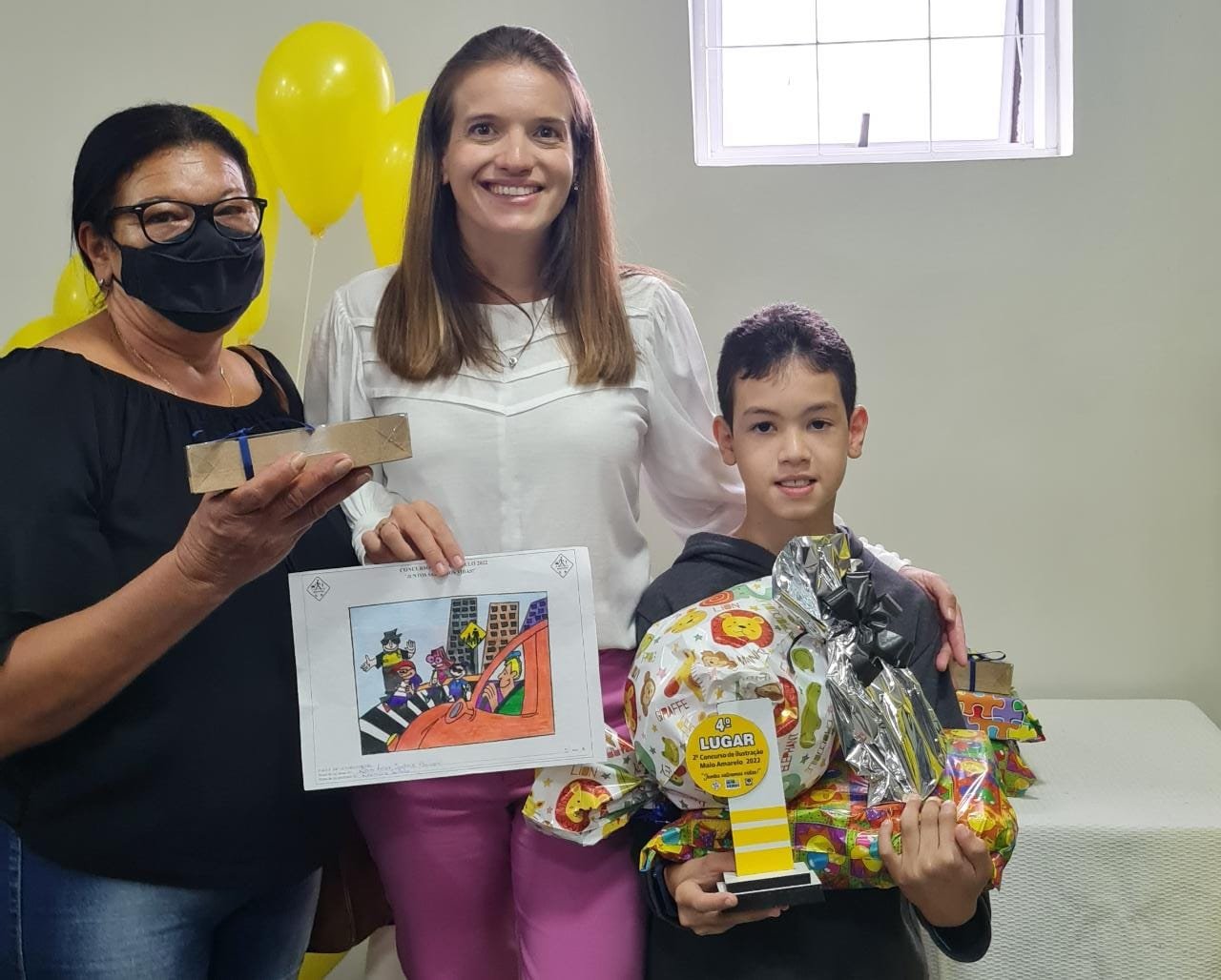 Alunos ganhadores do 2º Concurso de Desenho do Maio Amarelo recebem prêmios Alunos ganhadores do 2º Concurso de Desenho do Maio Amarelo recebem prêmios
