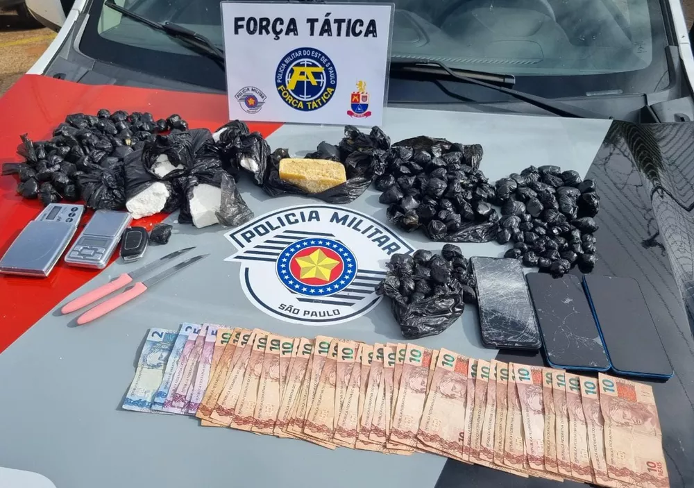Cão farejador encontra drogas escondidas em painel de veículo e três pessoas da mesma família acabam presas por tráfico