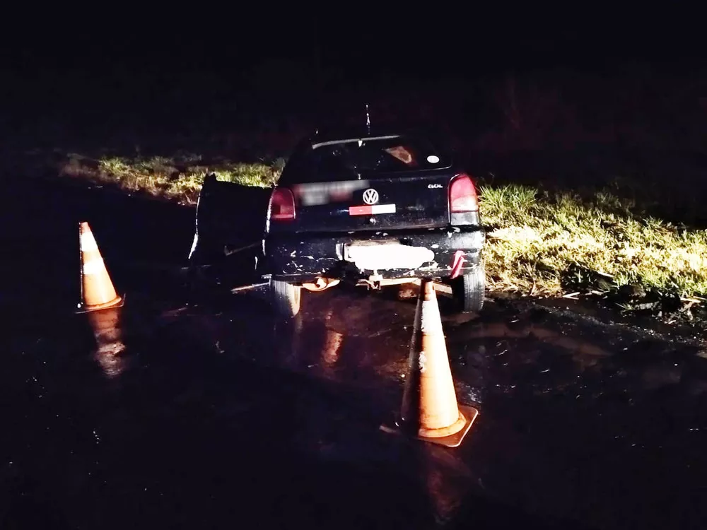 Carros batem de frente na Rodovia da Integração, sob chuva, e sete pessoas ficam feridas