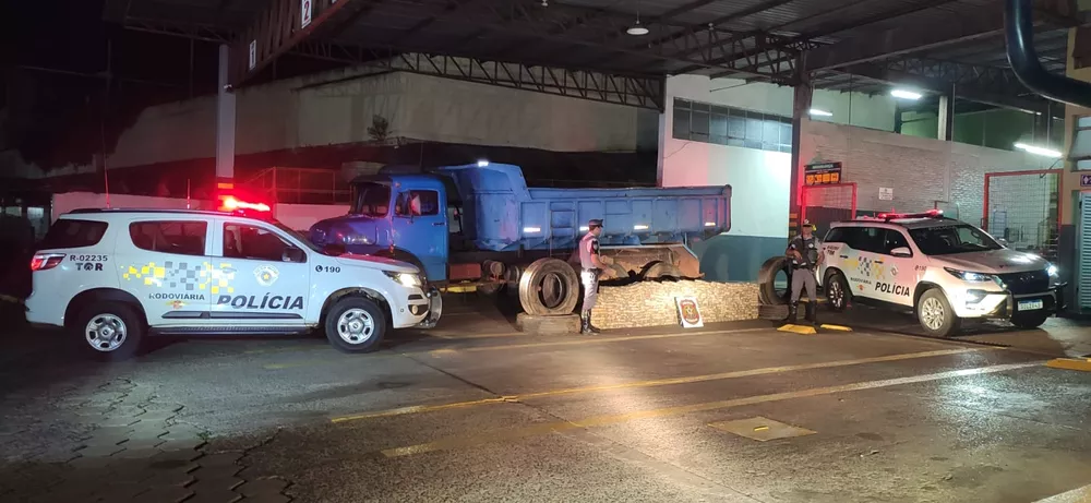 Fiscalização policial apreende quase 313 kg de maconha que estavam dentro de pneus de caminhão Fiscalização policial apreende quase 313 kg de maconha que estavam dentro de pneus de caminhão