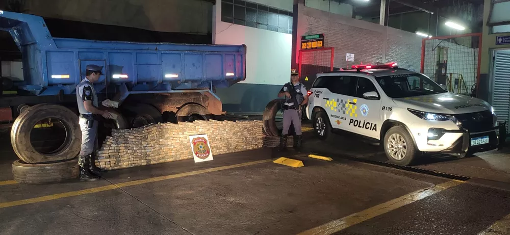 Fiscalização policial apreende quase 313 kg de maconha que estavam dentro de pneus de caminhão