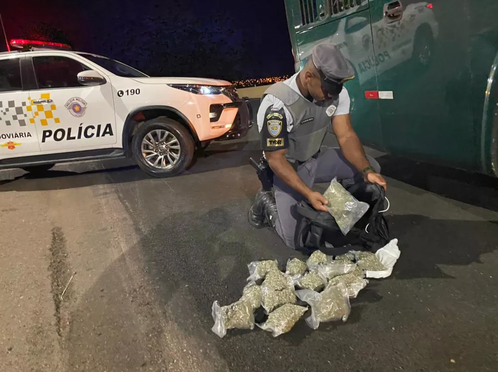 Passageira de ônibus é presa após fiscalização policial encontrar 21 pacotes de skank em mochila em Venceslau