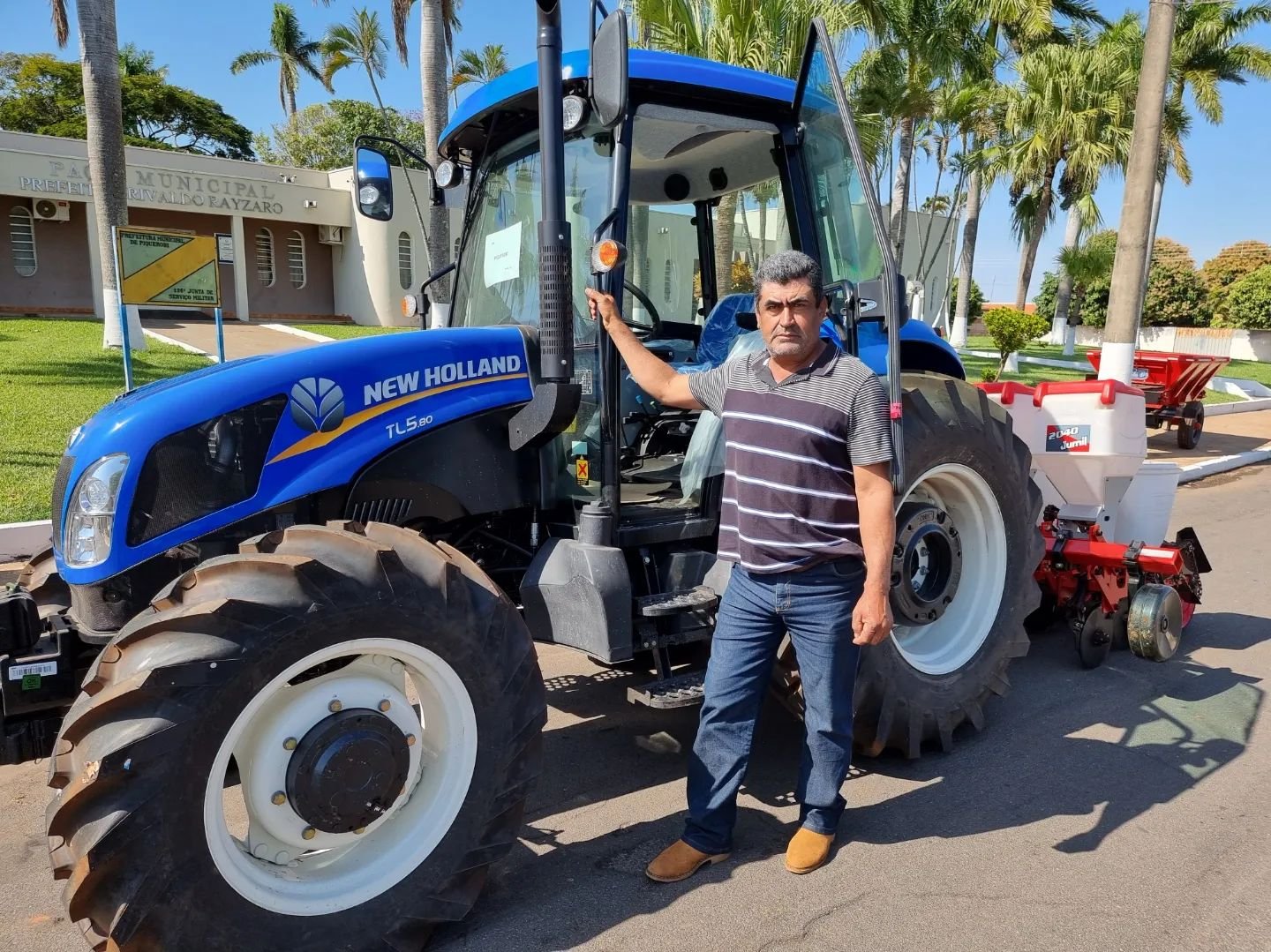 Piquerobi é agraciado com equipamentos agrícolas