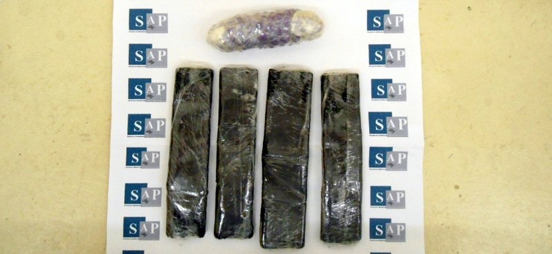 Agentes barram entrada de 250 comprimidos de 'Viagra' e cocaína em pacote de suco